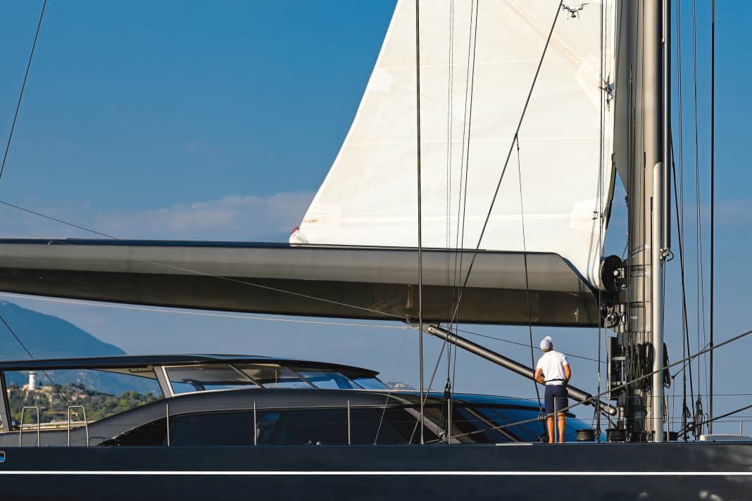 Sur le rouleau : le gréement de "Nilaya" porte 2.141 mètres carrés de voile au vent.