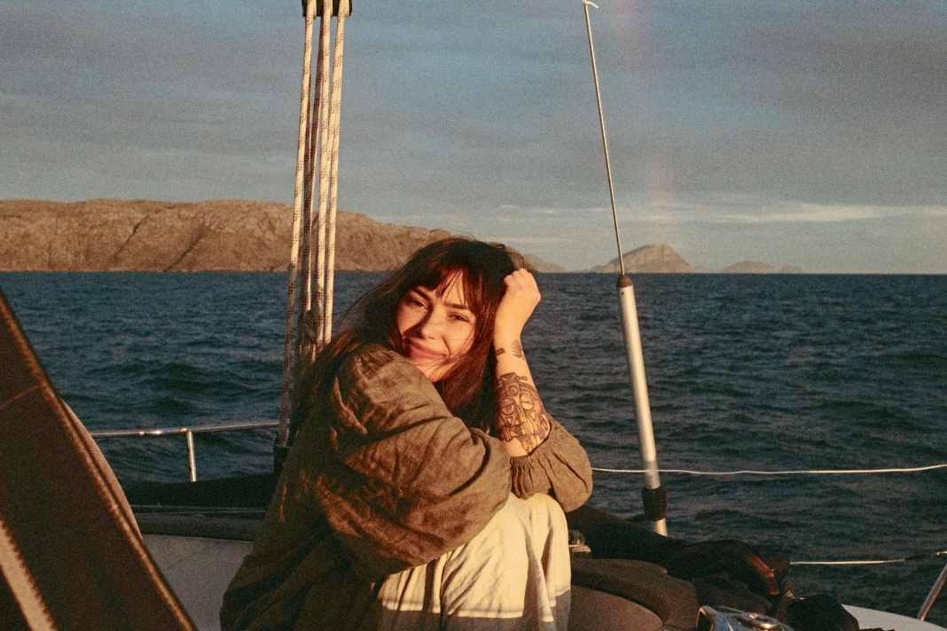 Veronica Skotnes, 28 anni, vive tutto l'anno sulla sua barca a vela in acciaio, che usa per percorrere le acque costiere del Finnmark, nel nord della Norvegia.