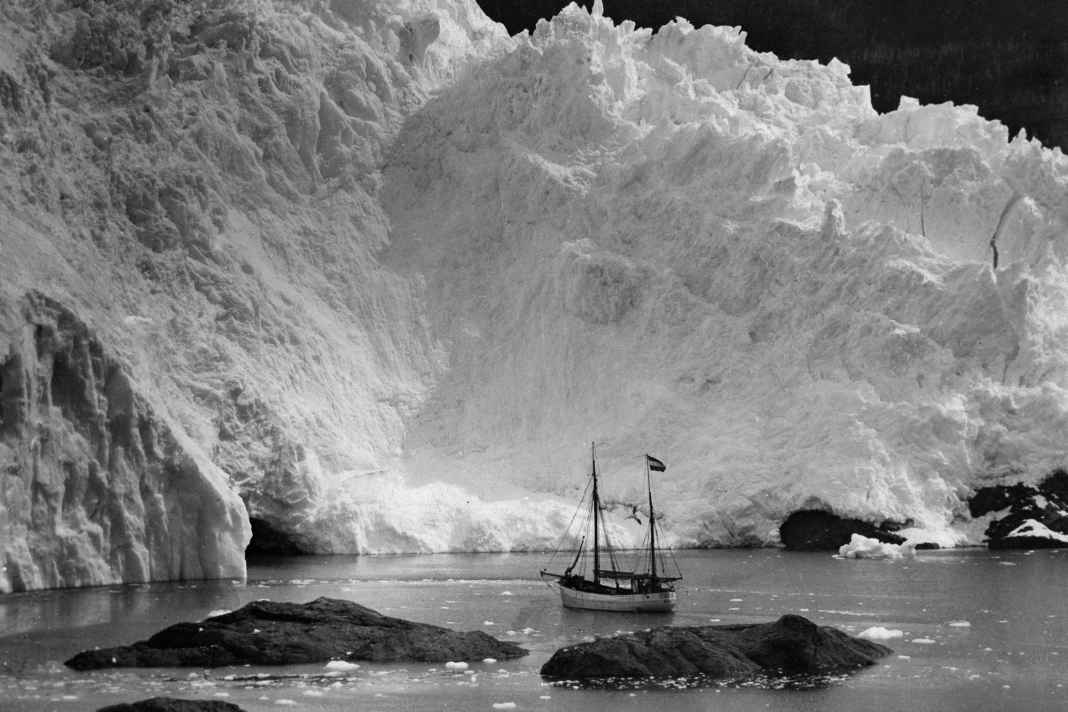 La nave da spedizione di Plüschow davanti a un maestoso ghiacciaio nella Terra del Fuoco.