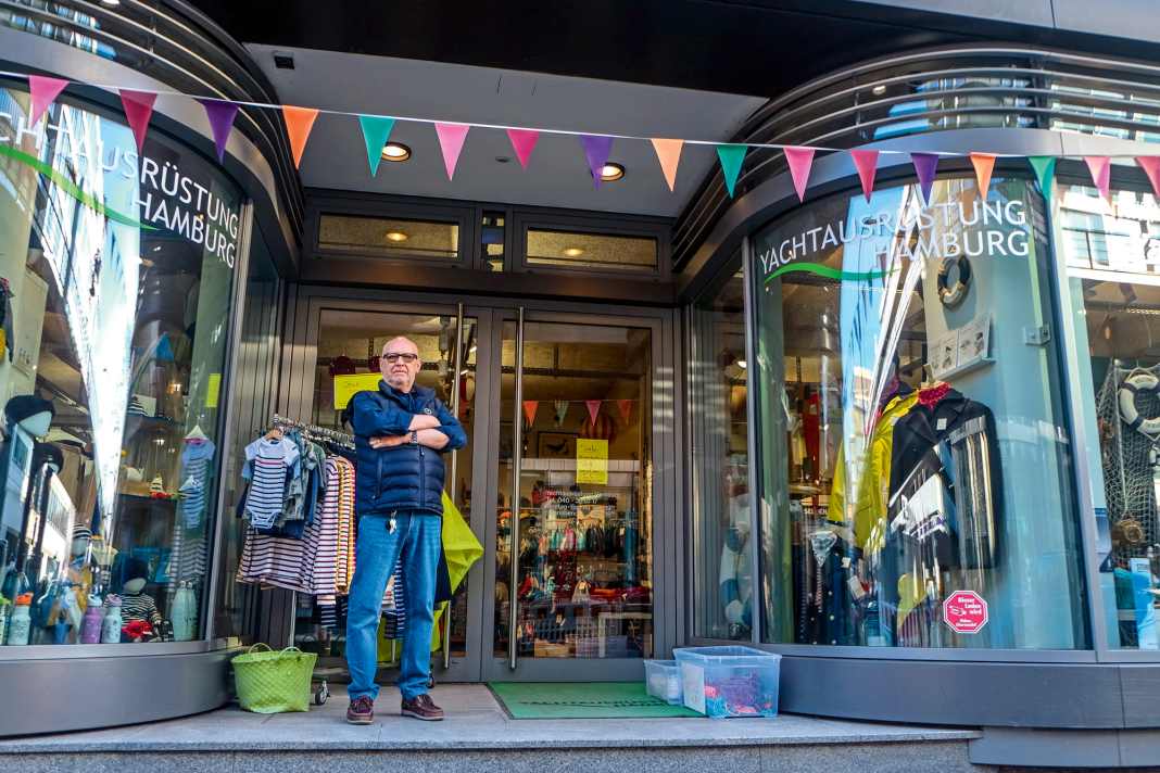 Marko Metzger in front of the entrance to his shop at Rödingsmarkt. The name is simply Yachtausrüstung Hamburg.