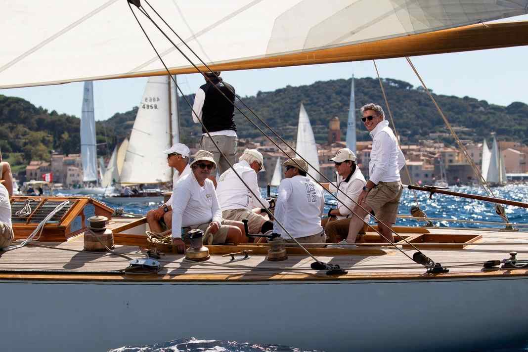 Le barche vengono navigate con un equipaggio numeroso.