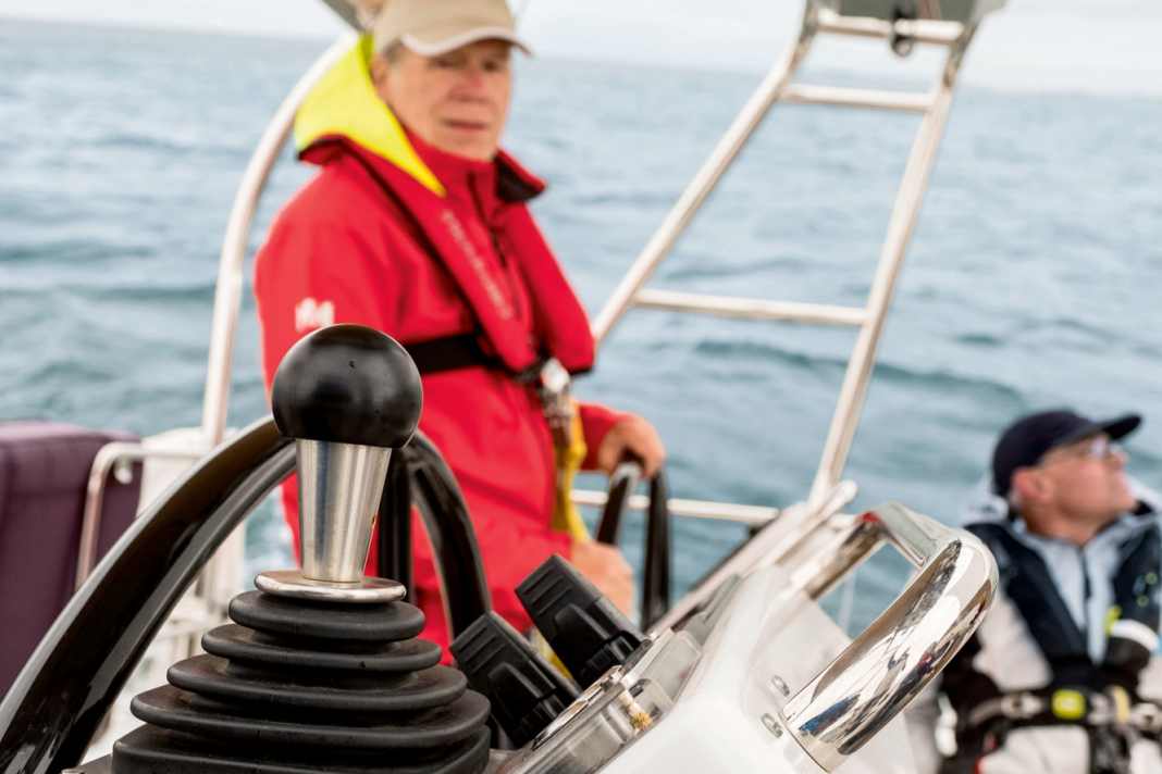 Small technical aids such as joysticks make boat handling easier and ensure composure.