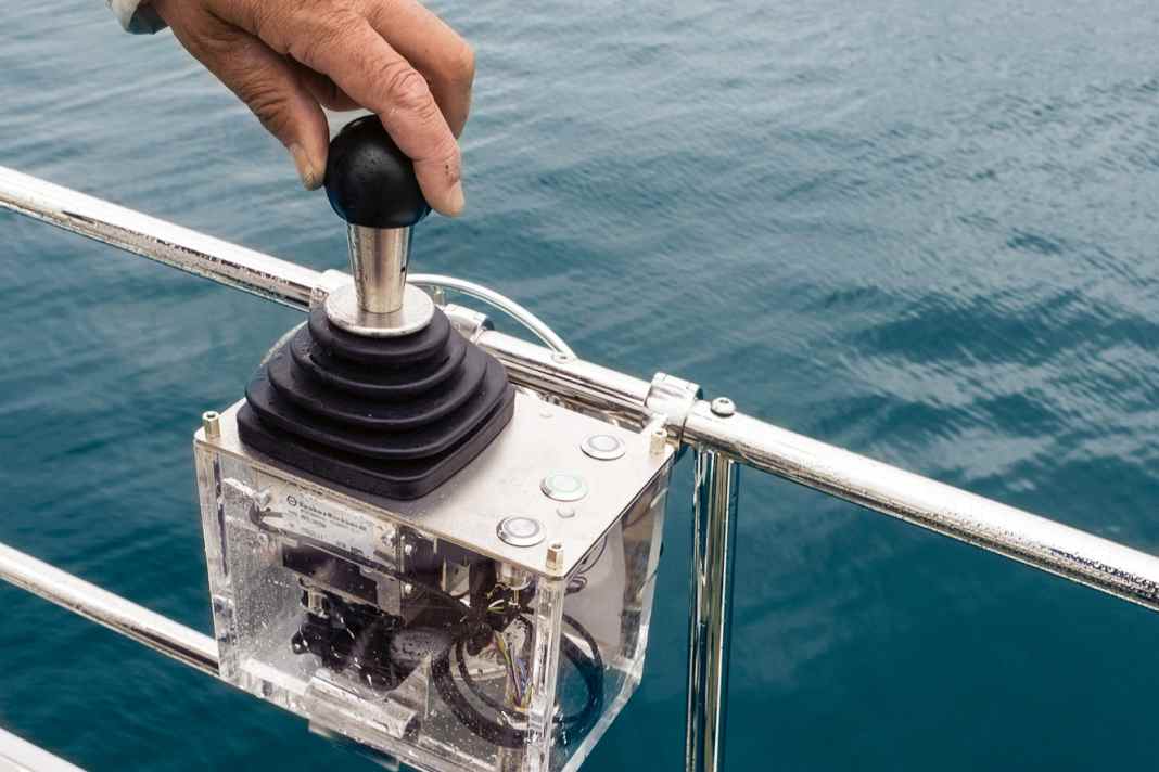 Con il Comfo Drive, il motore e l'elica trasversale possono essere controllati anche a distanza dalla prua.