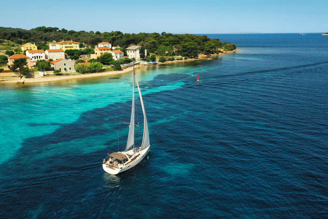 Unser Charterboot segelt im Kanal von Ilovik. In der Vorsaison sind im Hafen und im Bojenfeld noch viele Plätze frei.