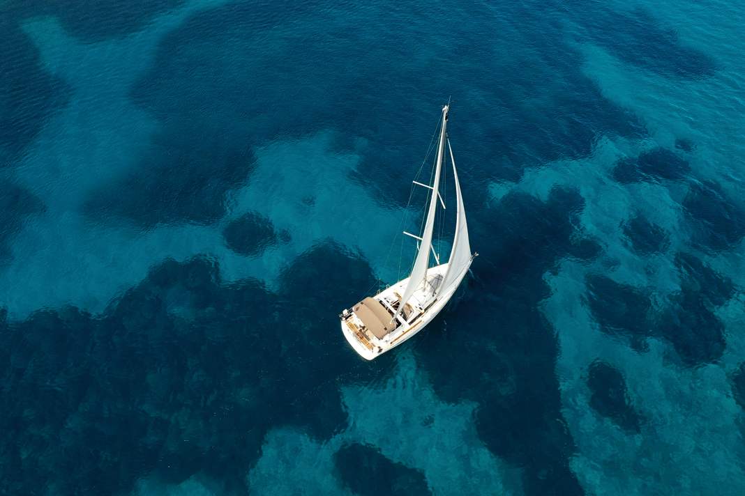 Le Beneteau 41.1 loué peut être navigué par un équipage réduit grâce à son grand-voile à enrouleur et son winch électrique.