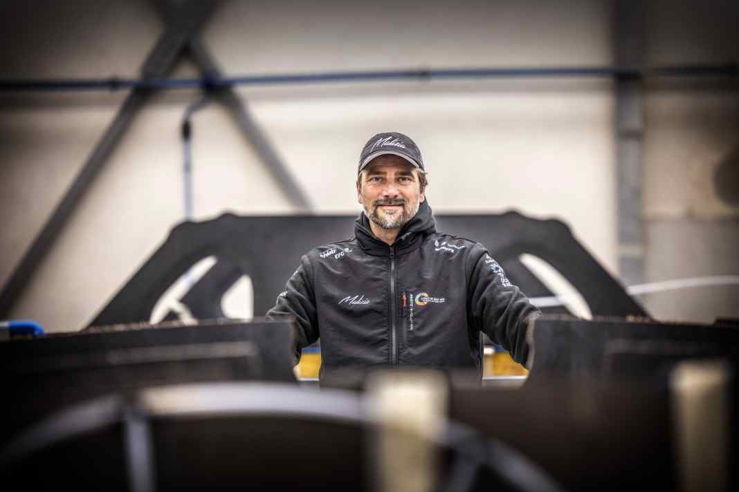 Malizia-Skipper Boris Herrmann in Lorient. Hier entsteht die neue „Malizia 4“.