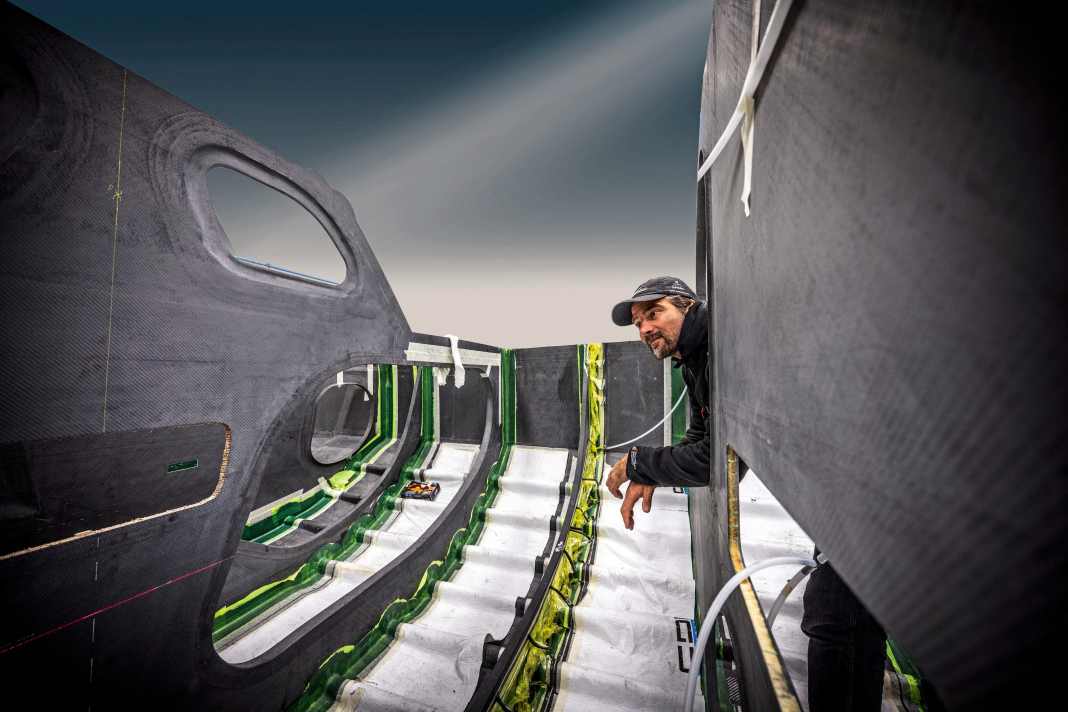 Una visita al cantiere navale CDK. Boris stesso si reca in cantiere ogni quattro settimane circa, qui alla fine di gennaio. Sebbene la nuova barca sia molto più stretta, i telai, i longheroni e le paratie sono estremamente stretti.