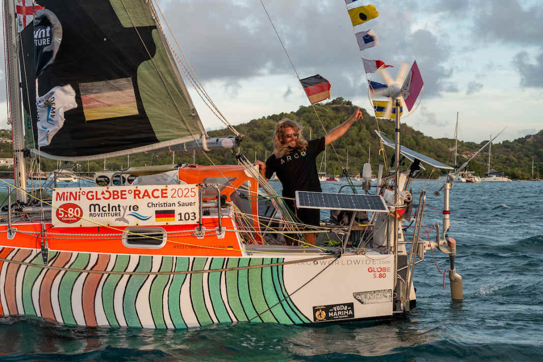 Il giro del mondo in una barca di compensato: Christian Sauer è stato raggiunto da altri 14 partecipanti alla Mini Globe Race.