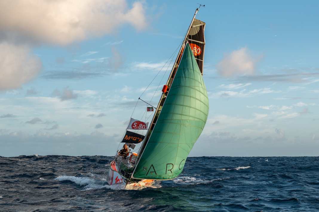 Christian Sauer sur son "Argo" de 5,80 mètres de long, qu'il a construit en contreplaqué.