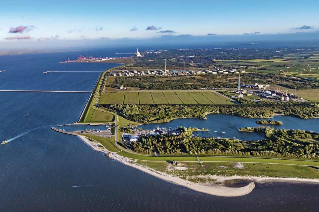 La Jade vue du ciel. Au premier plan, les longues plages de Schillig et Hooksiel, derrière, le lac Hooksmeer et Wilhelmshaven.