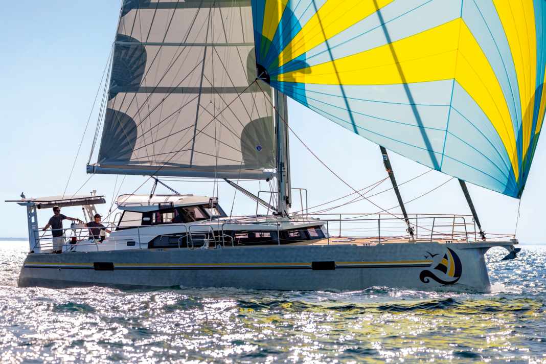 Les grandes fenêtres de la superstructure et de la coque apportent beaucoup de lumière et d'air sous le pont.