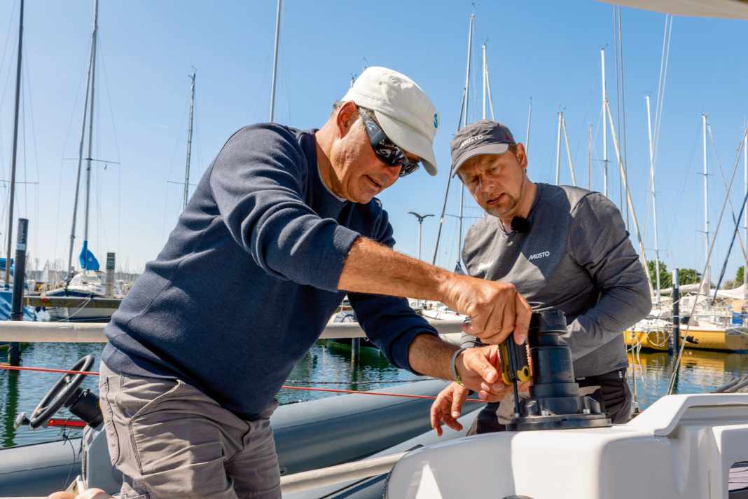 Manutenzione del verricello: uno dei tanti lavori a bordo. Per i vari lavori sono necessari strumenti specializzati.
