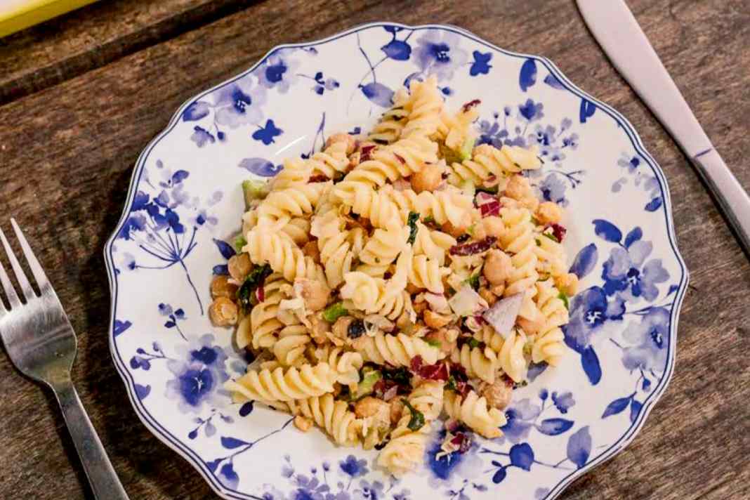 Insalata di pasta con alghe.