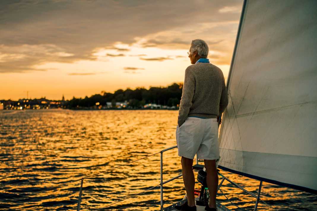 Navigare è possibile anche in età avanzata, non è necessario avere ambizioni sportive. In età avanzata, molti velisti si godono il fatto che il viaggio è la destinazione.