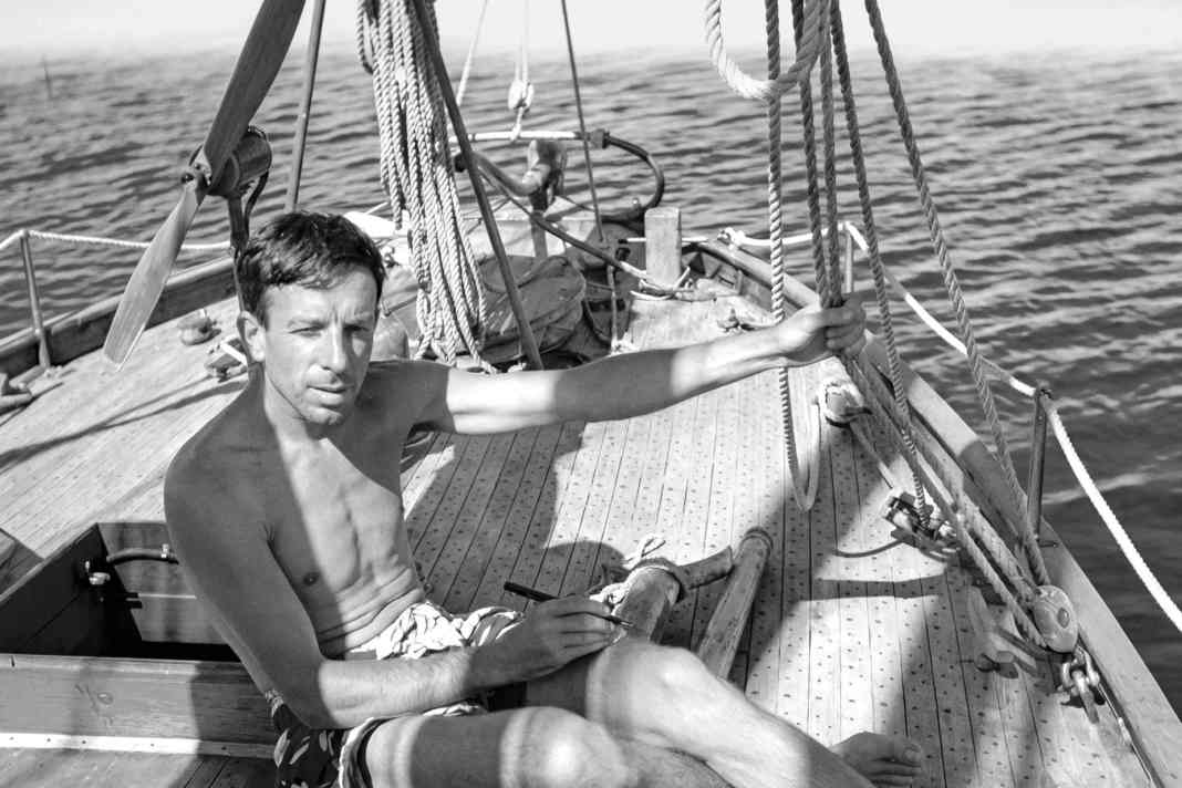 Alain Gerbault pendant son tour du monde à la voile sur le pont du cotre de 39 pieds "Firecrest".