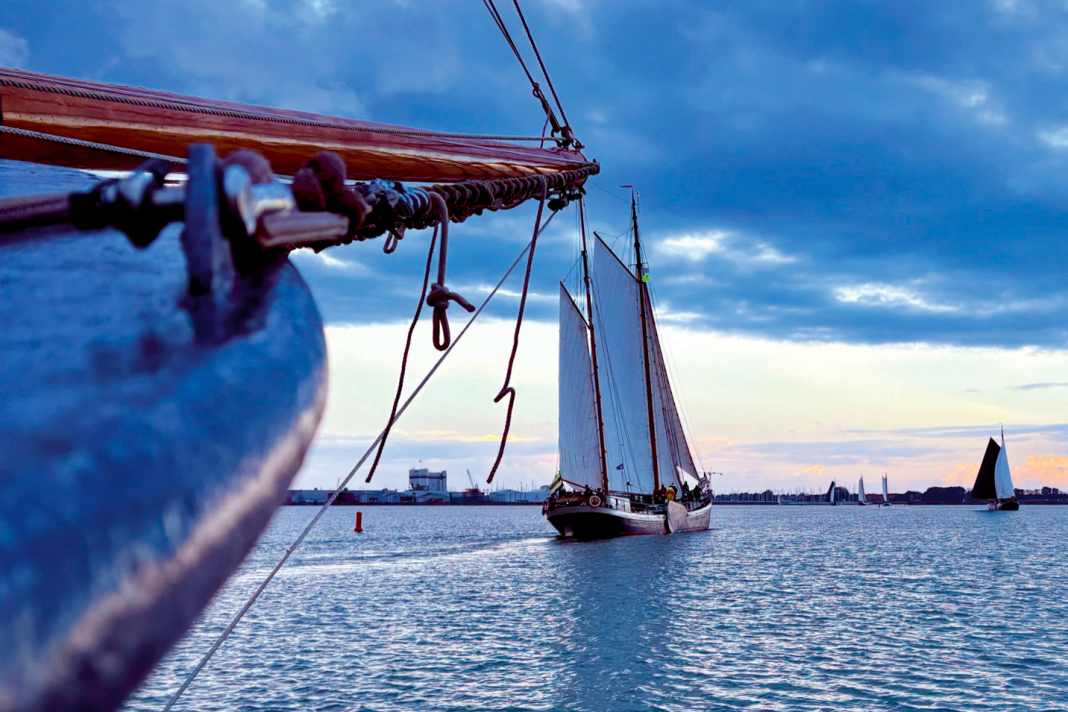 Plattbodenschiffe bei einer Regatta, die im Rahmen der Workumer Strontweek stattfindet.