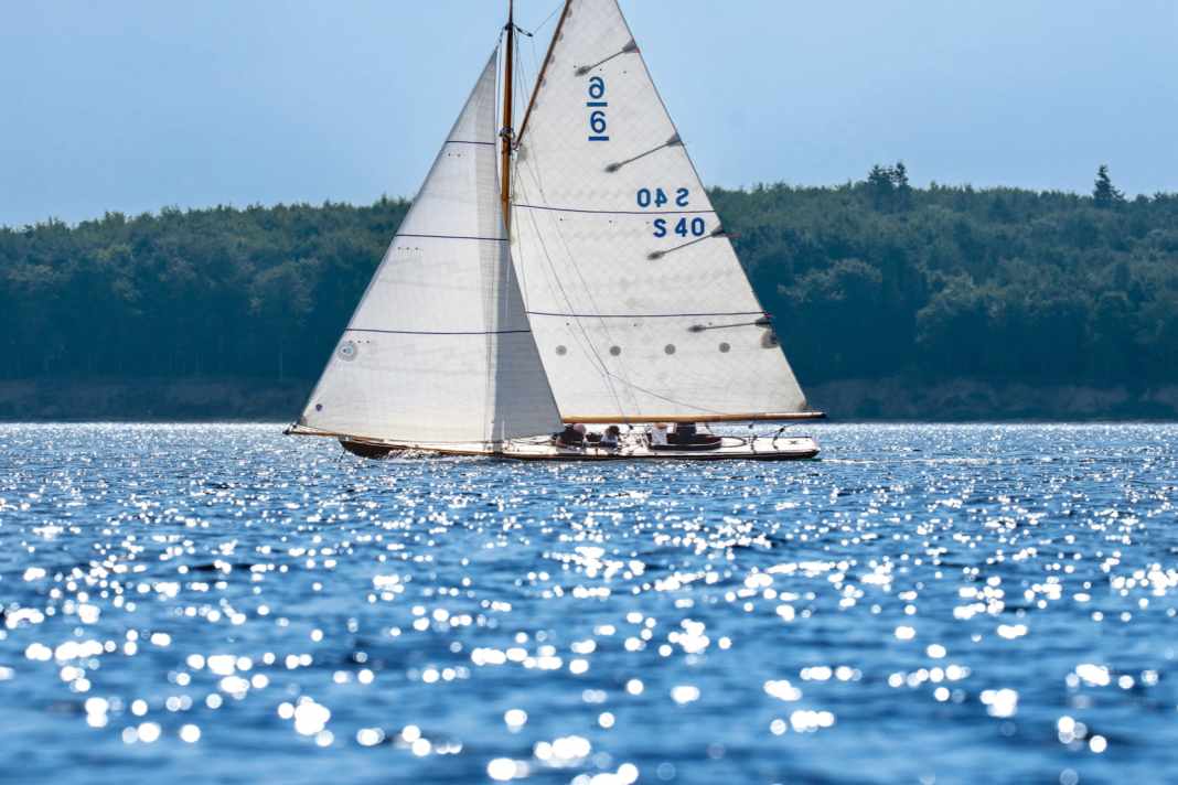 Depuis trois ans, ce First Rule de six pieds navigue sur ce plan d'eau olympique historique, piloté par son propriétaire, qui a fait restaurer ce petit bijou pour lui redonner l'aspect qu'il avait à sa sortie d'usine.
