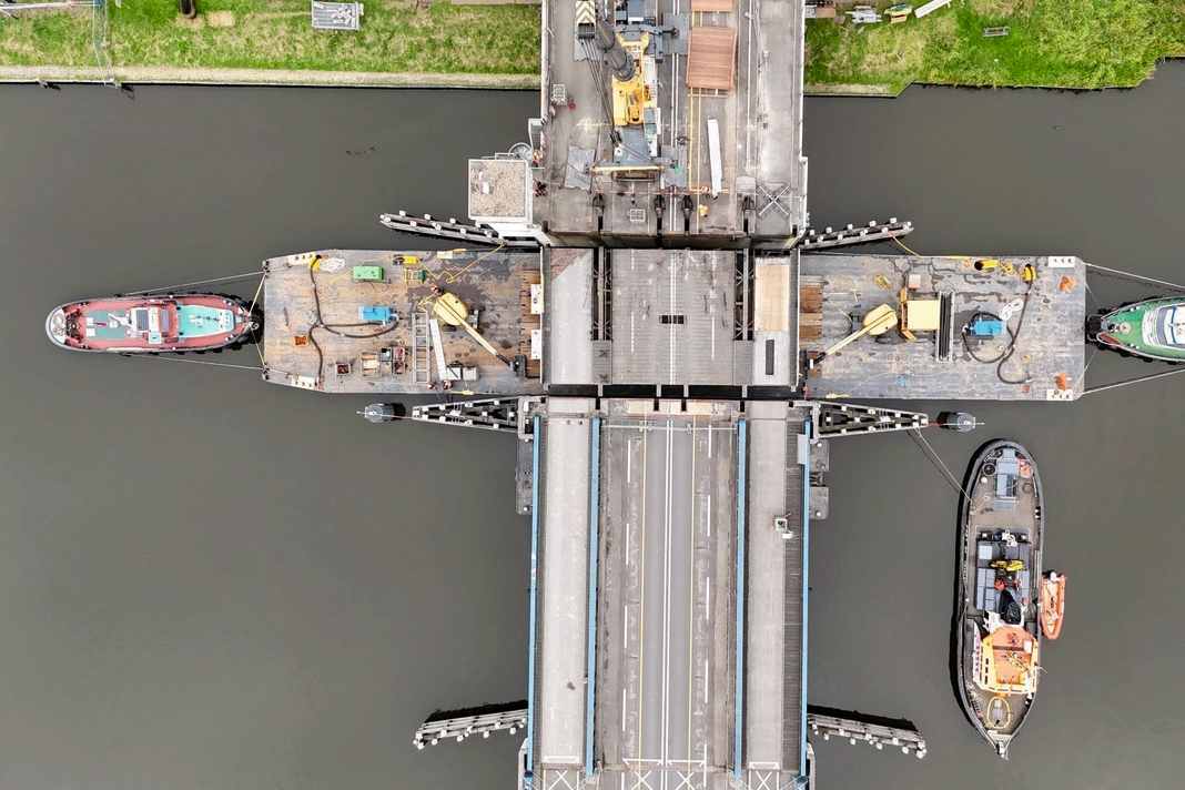Pour l'instant étanche : la partie mobile du pont Uitwellingerga a été provisoirement remplacée par une partie fixe.