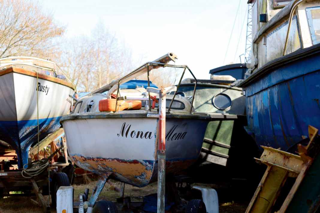 A picture familiar to many boatyard owners: Boats fall into disrepair. When the owners then abandon them, they are often left with high costs.