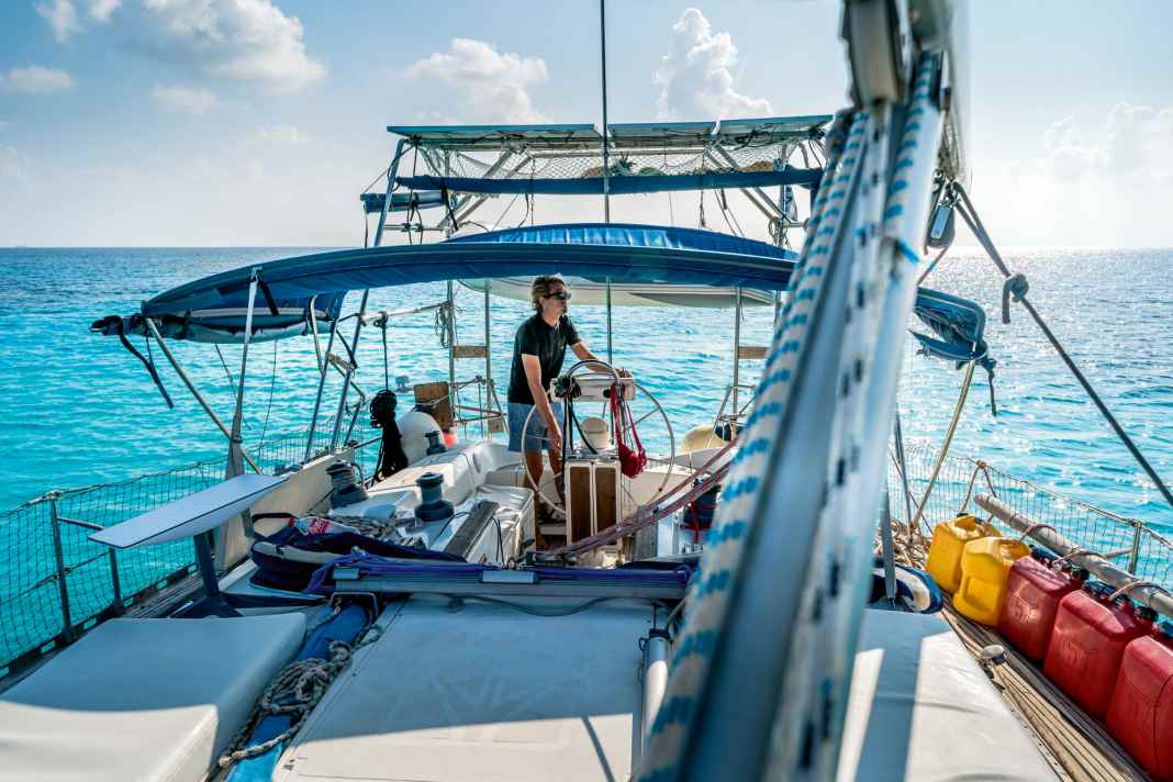 So leer war Wichmanns Cockpit selten. Mit wechselnden Crews segelte er um die Welt.