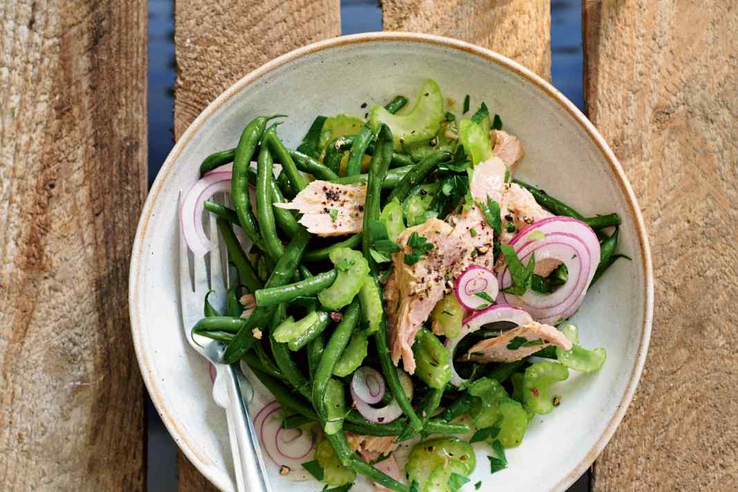 Insalata di fagioli con tonno e gambi di sedano