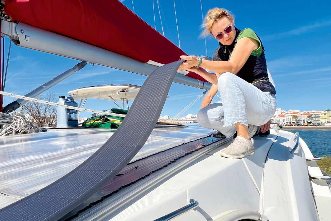 Katrin Linke mentre installa un pannello solare sulla sovrastruttura delle sue “Ocean Twins”.