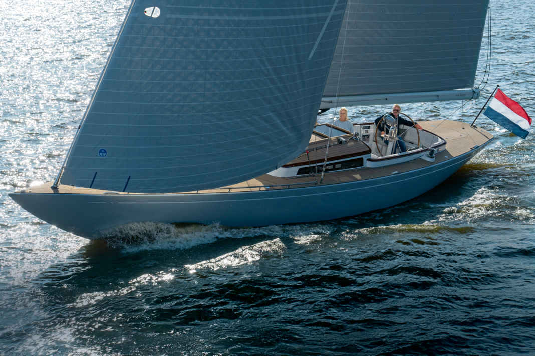 A look to die for: sleek lines, low freeboard, generous overhangs. The design is classic – but only above the waterline.
