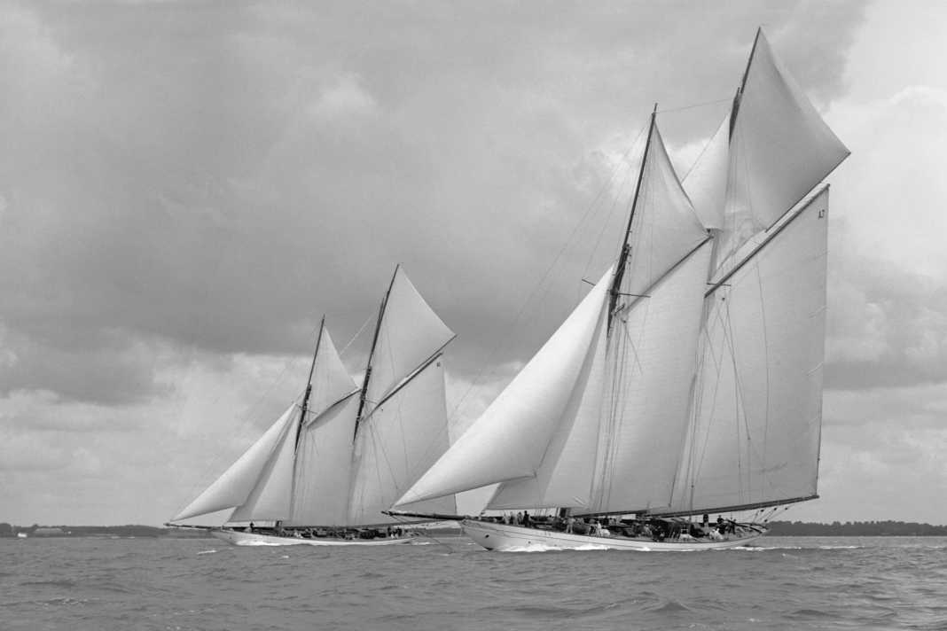 La “Meteor IV” dell’Imperatore (a sinistra) e la “Germania” di Krupp durante una regata sul Solent nell’estate del 1912.