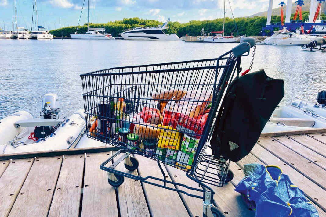 Mit dem Einkaufswagen zum Dingi. Martinique ist der wichtigste Versorgungsstopp in der Karibik.