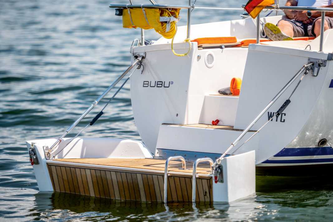 The custom-built bathing platform is made from super-lightweight carbon fibre in the form of a voluminous hollow structure. The large extension floats, thereby taking the weight off the stern.