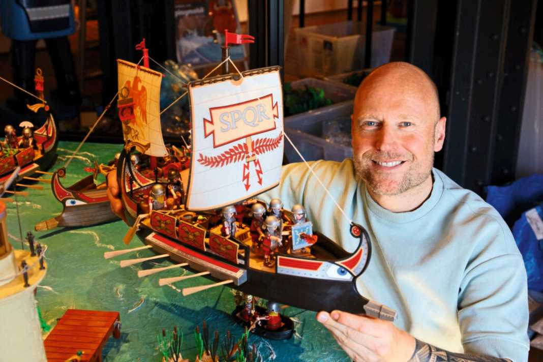 Oliver Schaffer has been building
over 23 years building Playmobil
display landscapes for over 23 years. His
private collection comprises
1,500 boxes full of individual parts, which he has even displayed in the
world-famous Louvre in
Louvre in Paris.
