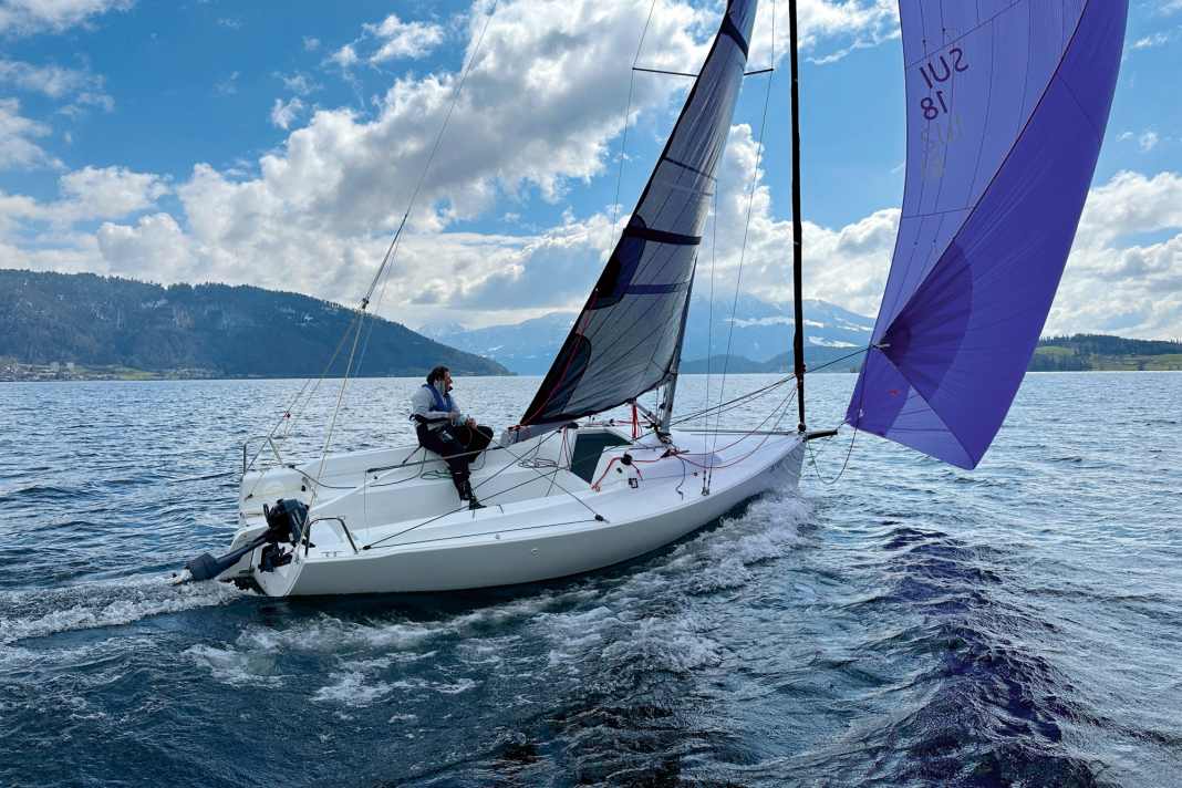 Le pack Gennaker en option apporte une touche sportive supplémentaire au bateau.
