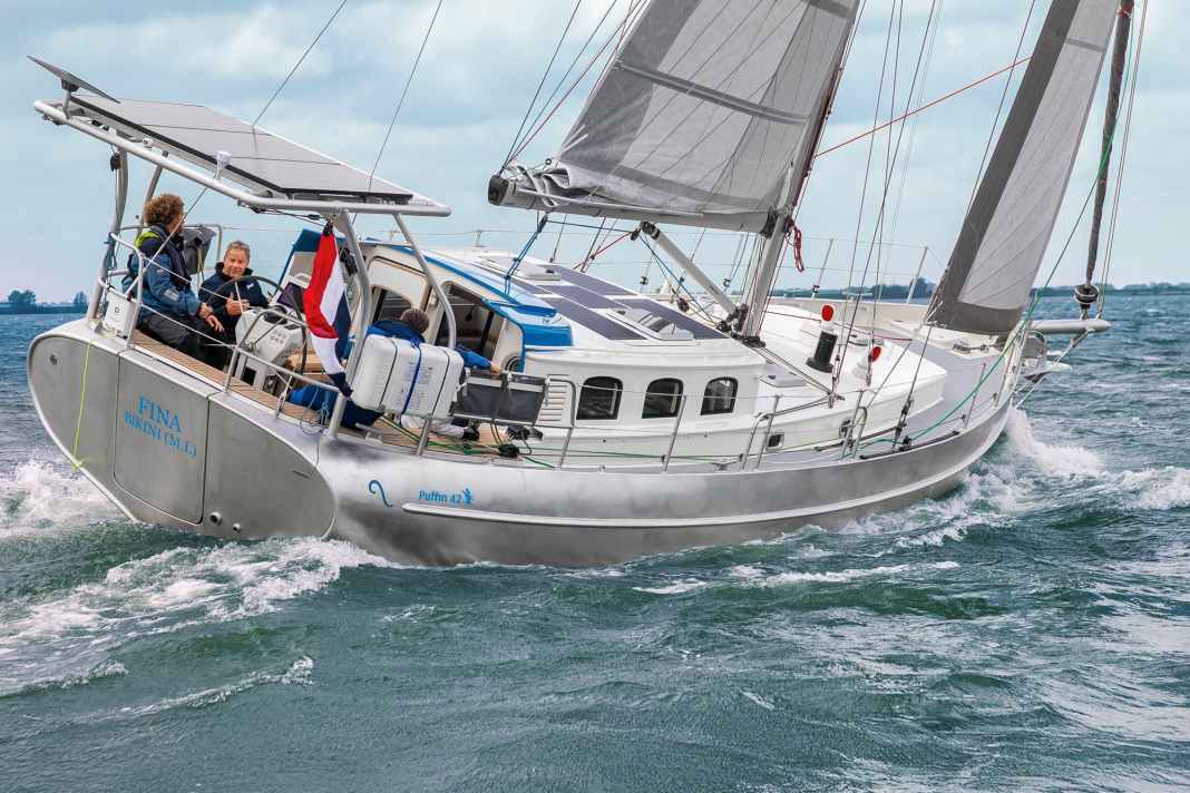 Aufregende Formen: Tumblehome-Rumpf, Pilothouse, Herzspiegel. Die Optik polarisiert.