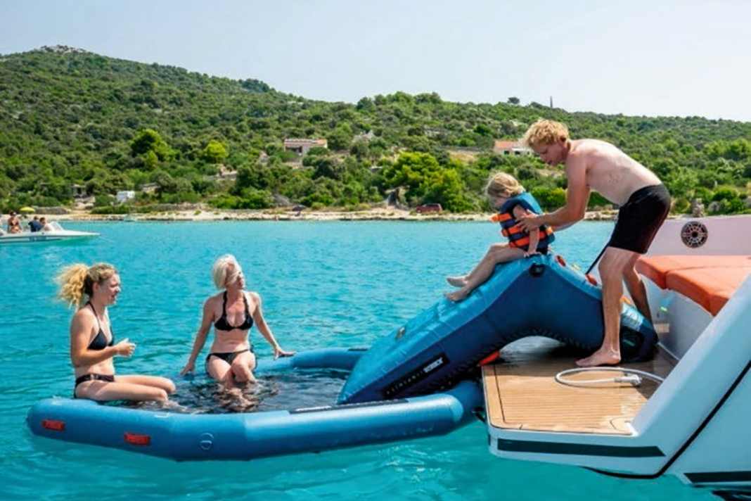 Die Schwimmende Hängematte bietet ausreichend Platz für zwei Erwachsene im Wasser.