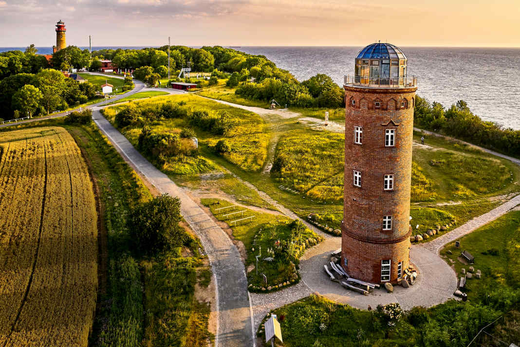 On Cape Arkona in the north of Rügen, there are two towers standing side by side: the historic Schinkel Tower, built from 1826 onwards, and the neighbouring tower, which dates from 1902.