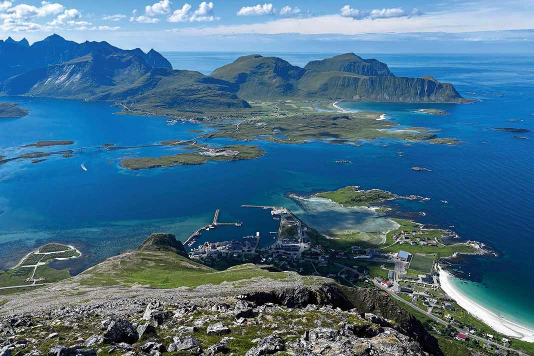 68°5’N 013°20’E: Die Insel Flakstadøya ist eine der zentralen Hauptinseln des spektakulären 
Lofoten-Archipels etwa 90 Seemeilen nördlich des Polarkreises.