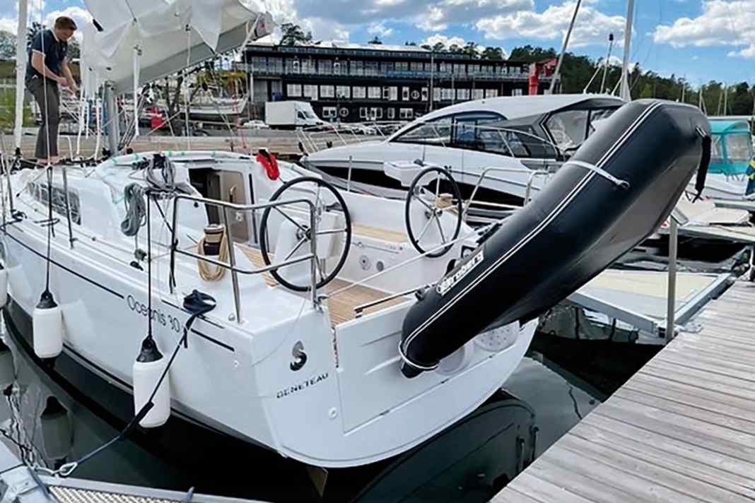 Das universelle Modell Flex wird mit Gurten am Heckkorb montiert und eignet sich für Boote ohne externe Badeplattform.