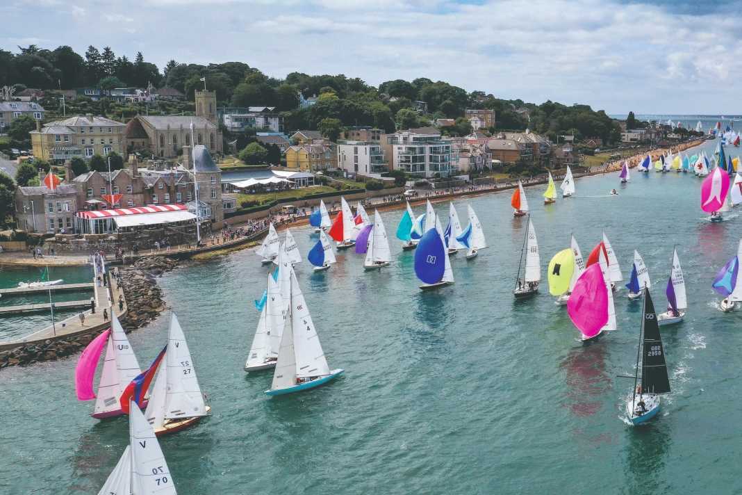 Hunderte Boote und zehntausende Besucher pilgern alljährlich zur Cowes Week in die südenglische Stadt auf der Isle of Wight.