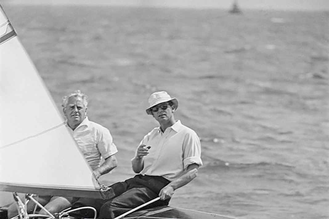 Le prince Philip, duc d'Édimbourg, et le concepteur de voiliers anglais Uffa Fox naviguent au large de Cowes à bord du Flying Fifteen « Coweslip » pendant la Cowes Week de 1964.