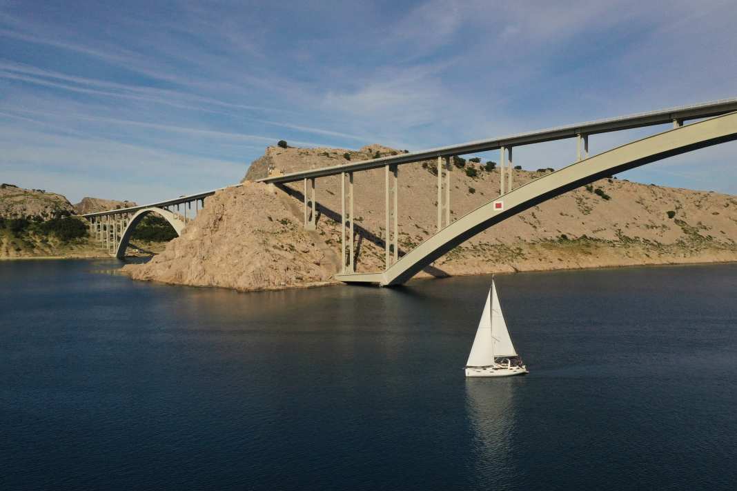 Das 41-Fuß-Charterboot von in2theblue unter der Krk-Brücke.