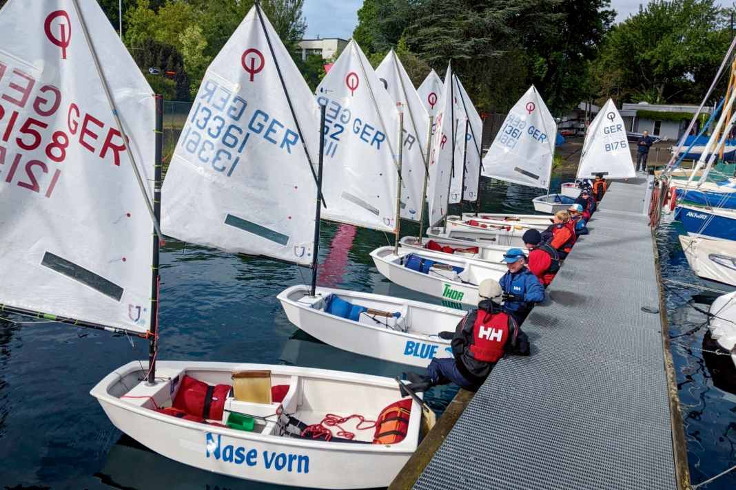 Gemeinsame Talentförderung:
Der Verein Segel-­Gemeinschaft Masterminds Oberhavel bietet Trainings und Regat­tabegleitung für verschiedene Jugendbootsklassen an.