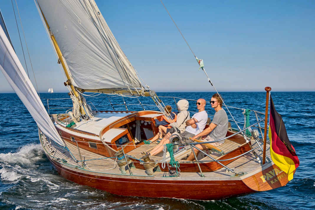 Tipico degli anni ’60: scafo stretto con sovrastruttura squadrata, piccolo specchio di poppa e linee eleganti.