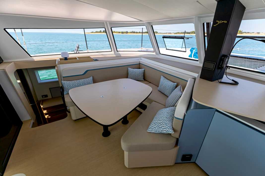 Das nahezu lückenlose Fensterband um den Salon schafft freie Sicht in alle Richtungen. Eine Navigation ist nicht mehr vorgesehen.