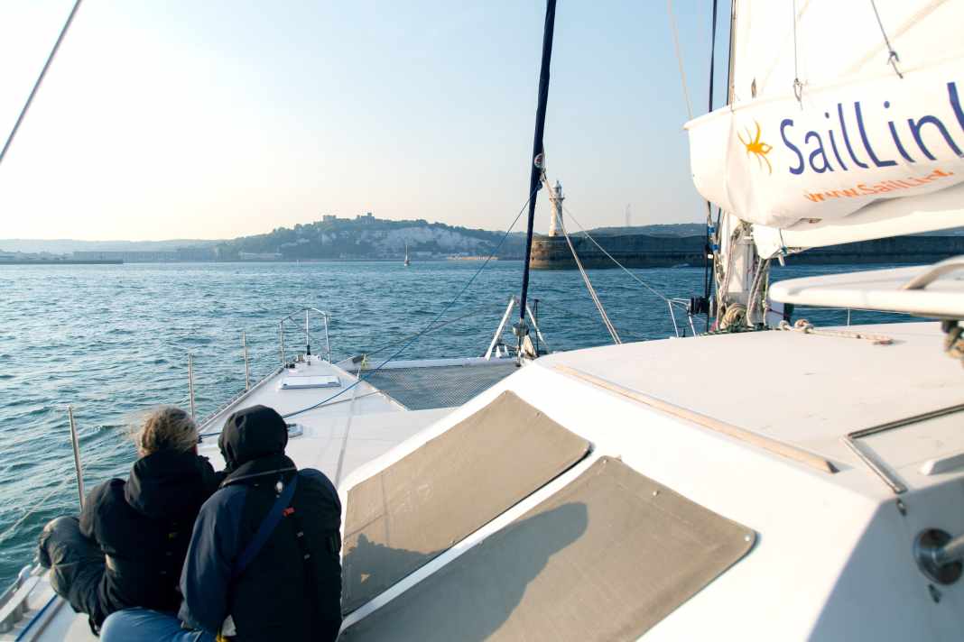 Einfahrt in den Hafen von Dover. Die Überfahrt von Frankreich dauert nur wenige Stunden.
