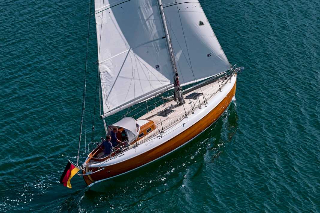 Der Spitzgatter fällt besonders durch sein weiß abgesetztes Waldeck auf, das Kon­strukteur Laurin ersann, um dem Boot mehr Steifigkeit mitzugeben.