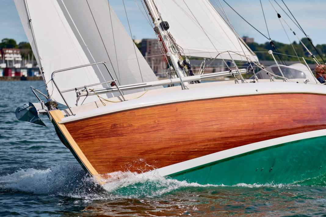 Kein Knickspant, keine Chines stören die harmonischen Linien und die rundliche Spantform des robust segelnden Langkielers.