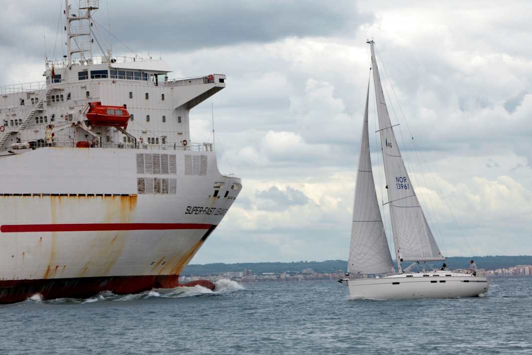 Rencontre avec un navire de fret. Les règles de navigation sur le Rhin (KVR) régissent cette situation.