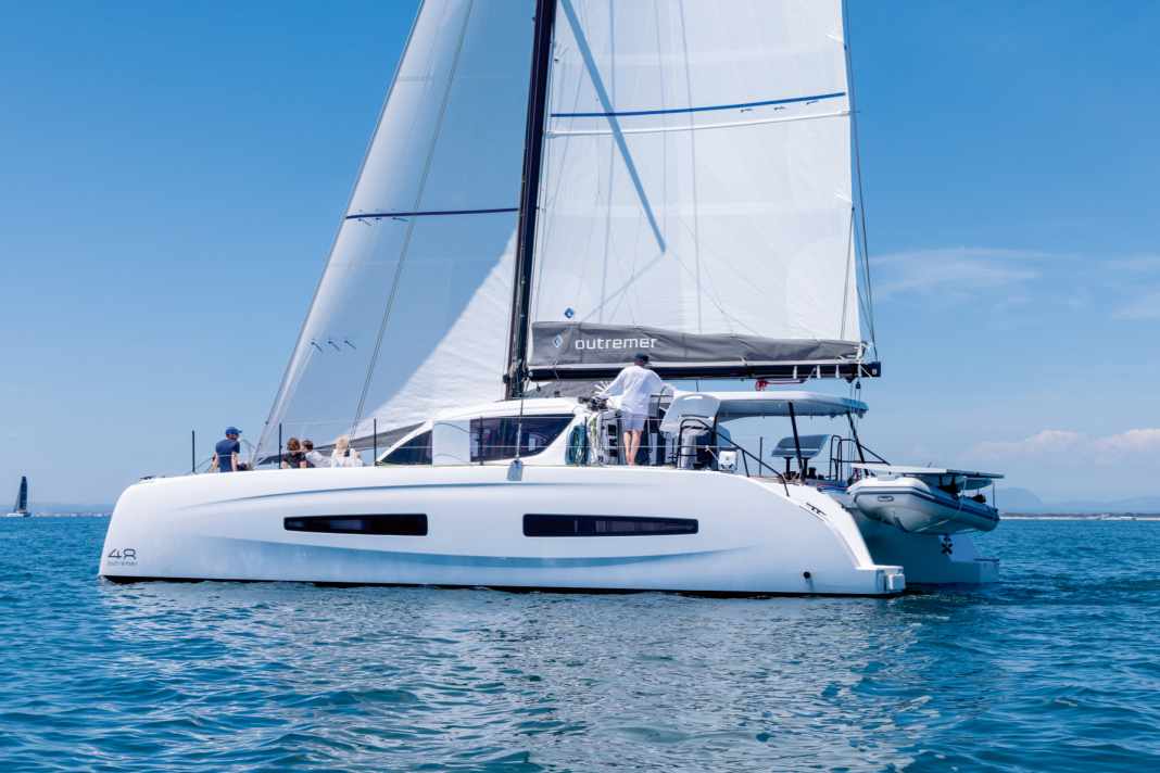 Schlanke Rümpfe, wenig Freibord dazu die Buge im Wavepiercer-Stil. Die Konstruktion des Outremer 48 ist klar auf eine gute Segelleistung ausgelegt.