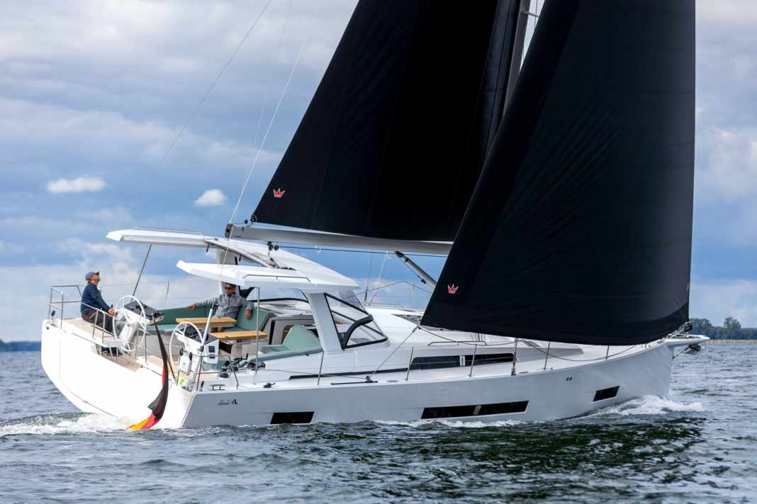 Hanse 461 : nouvelle version avec toit rigide et 48 agencements.
