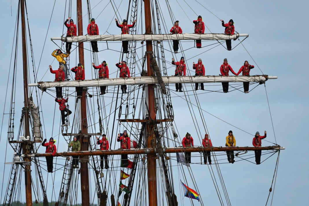 Atlantik überquert. Beim Einlaufen in Kiel stehen die Schüler in den Rahen.